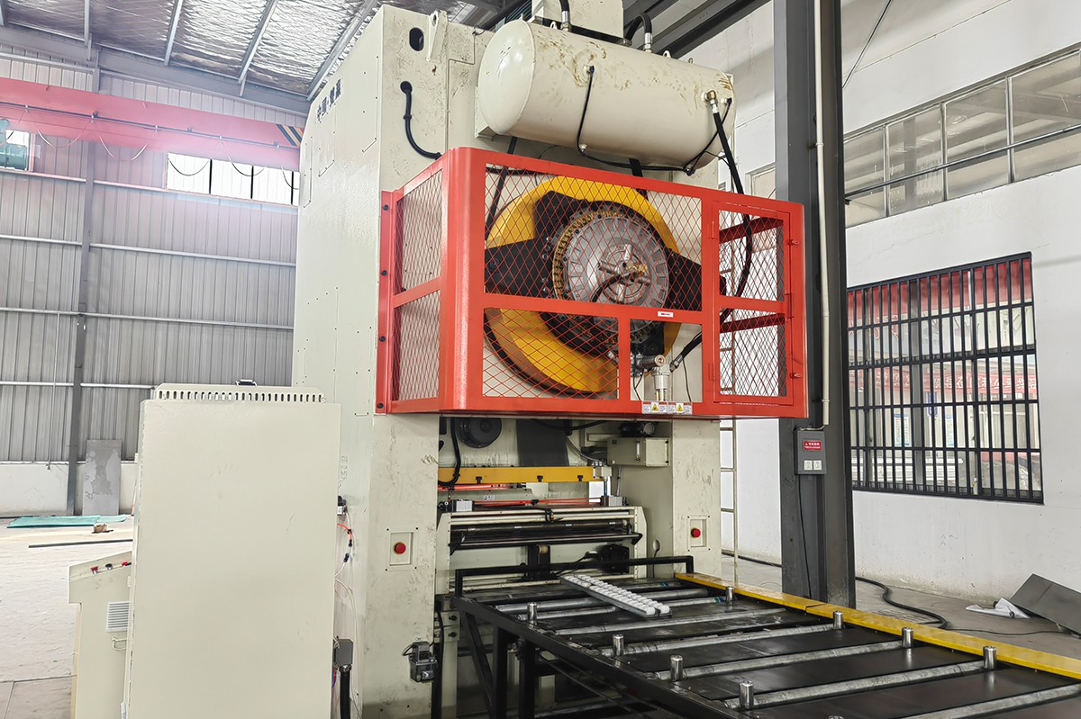 高強節(jié)能模壓電纜橋架設(shè)備